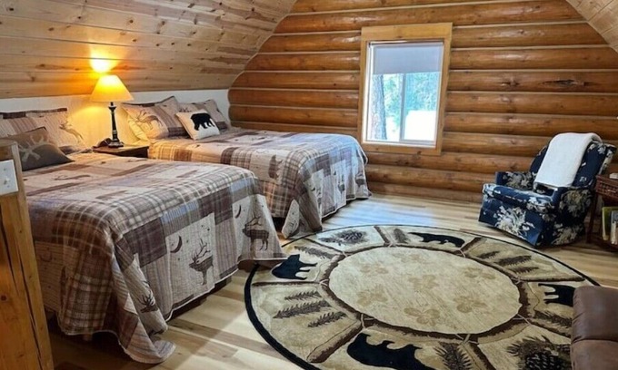 Coffee Creek Cabina | Cozy Log Cabin with private access to the Trinity River!