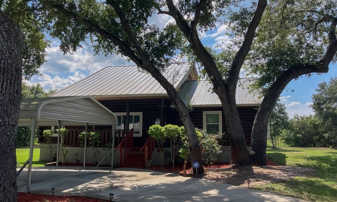 Groveland Casa | Cozy log cabin, waterfront views, firepit, wifi, loft, TV, dog-friendly, A/C