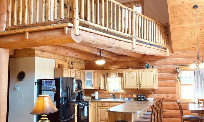 Rome Cabina | Cozy Log Cabin with fireplace, pool table, deck, and spacious kitchen!