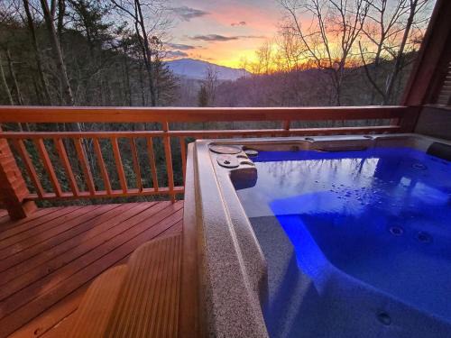 Gatlinburg - Pigeon Forge Chalet De Esquí | Cozy Log Cabin With Mountain Views, Hot Tub, And Game Room