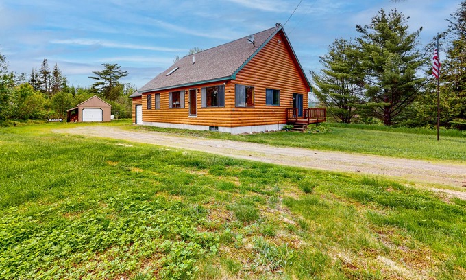 Greenville Casa | Cozy log cabin with lake view, grill, firepit, full kitchen & loft