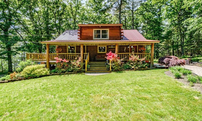 West Bath Cabina | Cozy Log Cabin: Woods on the Water