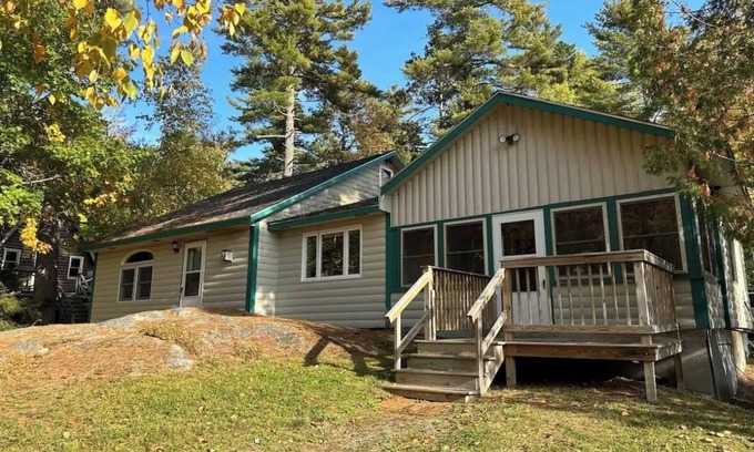 Lucerne-in-Maine Cabina | Cozy Log Home across from Phillips Lake-Four Season Fun