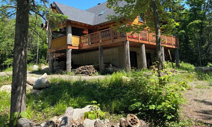 Morin Heights Cabina | Cozy log home on peaceful Lac Belanger, 10 minutes from ski hills
