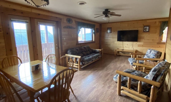 Warrens Cabina | Cozy Lower Cabin with extended patio-Three Bears/Yogi Waterparks