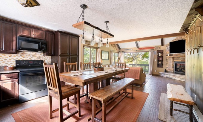 Village at Camelback Casa | Cozy Lux Poconos Mountain Cabin on Camelback Mountain Near Outlets & Waterparks.
