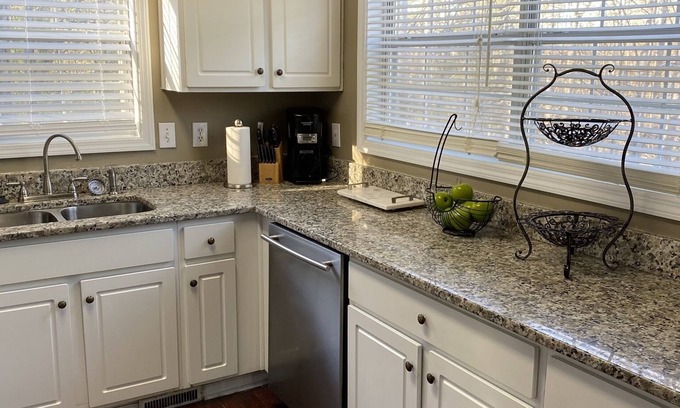 Acworth Casa | Cozy Luxaury House in cul-de-sac
