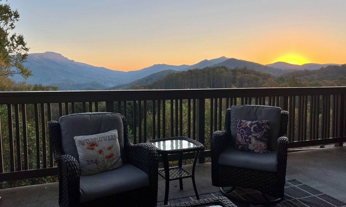 Boone Condominio | Cozy Luxe Getaway: Grandfather Views, Pools,Fishing,Fireplace, 2 Kings,No Stairs