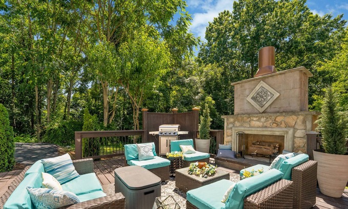 College Grove Casa | Cozy luxurious cottage tucked away in the woods near Arrington Vineyards!!!!