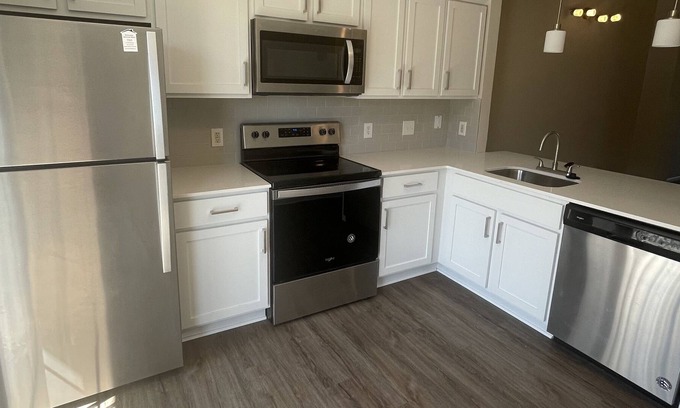Novi Apartamento | Cozy Luxury 2 BR With Free Parking