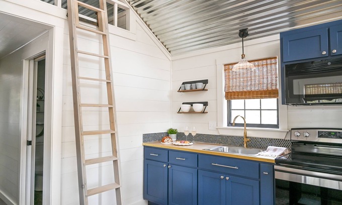 Somerville Cabaña | Cozy Luxury Cottage 20 minutes from Texas A&M University!