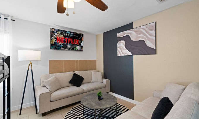 McNeil Casa | Cozy Luxury Retreat - Modern