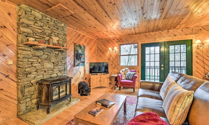 Maggie Valley Casa | Cozy Maggie Valley Cabin with Deck and Private Hot Tub