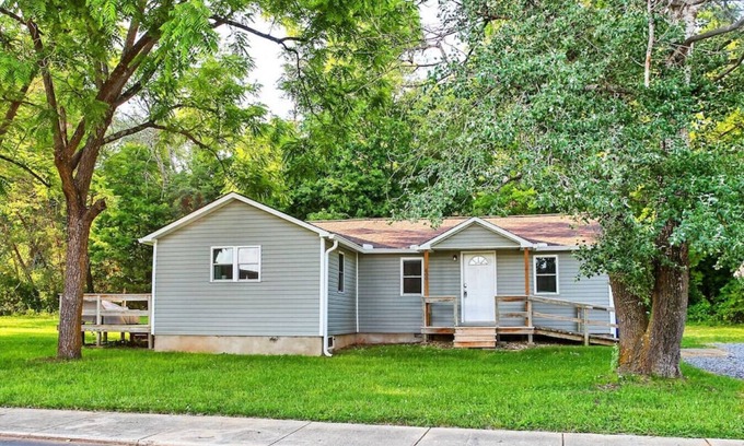 Maiden Casa | Cozy Maiden Country Home - 3 Bedroom with Backyard Deck