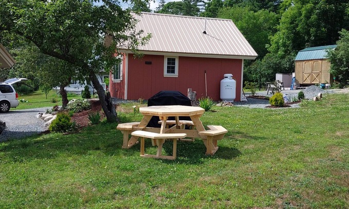 Franklin Cabina | COZY Maine cabin 1-bedroom +sl loft cabin with WiFi and TV in Apple Orchard