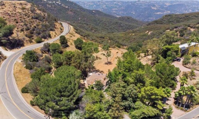 Topanga Casa | Cozy Mallard RV. Light, bright and inspiring trailer amongst the Pine trees.