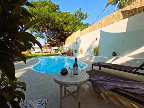 Korithion Apartamento | Cozy Mama Evas Homestay with Pool and Garden for Groups of 4