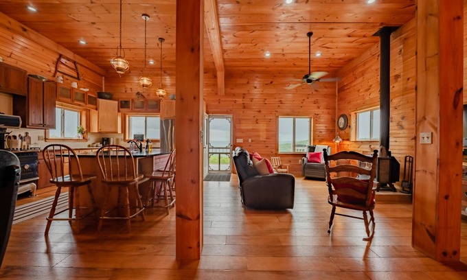 Naples Casa | Cozy Maple Farm Lodge in the Finger Lakes. Close to wine trails & skiing
