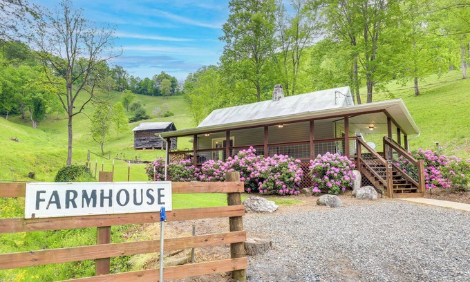 Mars Hill Casa | Cozy Mars Hill Farmhouse w/ Scenic Views