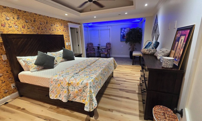 Smyrna Casa | Cozy master ensuite in a house