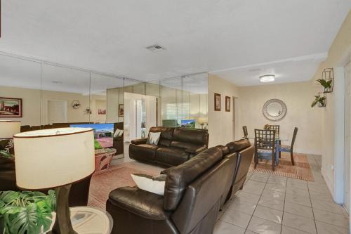 Golden Glades Casa | Cozy Miami 2Bd Bungalow