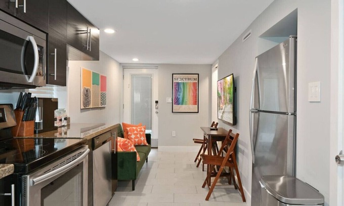 Columbia Heights Condominio | Cozy Mid-Century Apartment Steps From Restaurants