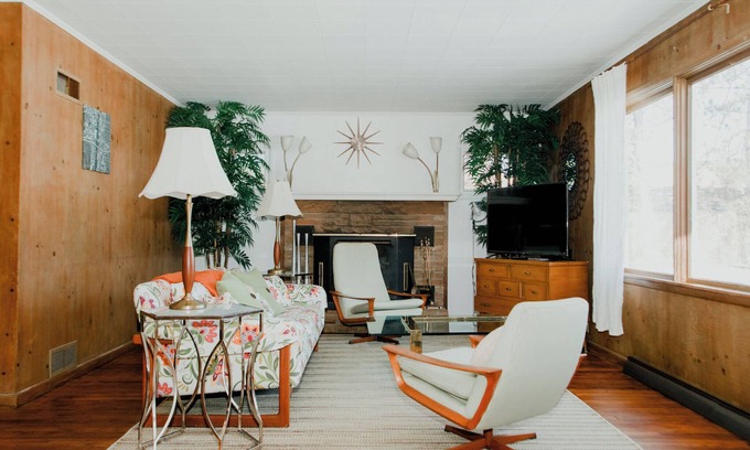 Shorewood-Tower Hills-Harbert Casa | Cozy Mid-Century Mod by Lake MI&Dunes with Hot Tub