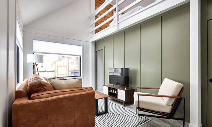 Medicine Hat Casa | Cozy Mid-Century Modern Home