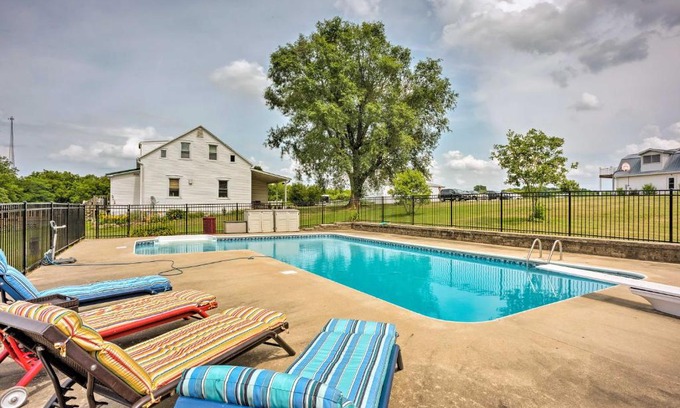 Berger Apartamento | Cozy Missouri Retreat with Pool, Pond and Fire Pit!