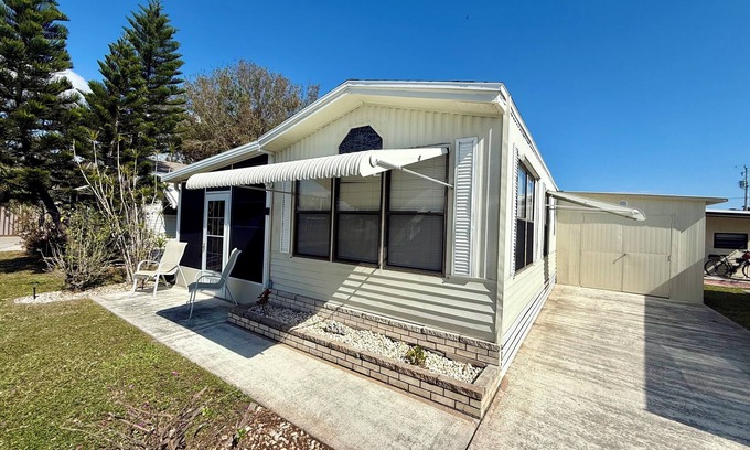 North Fort Myers Casa | Cozy mobile home in charming North Fort Myers with AC, WiFi