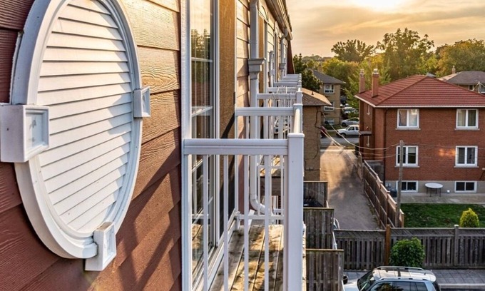 Alderwood Casa | Cozy Modern 2-Bed Townhouse in Toronto