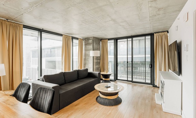 Griffintown Apartamento | Cozy & Modern 2BR Condo w/ Pool & Terrace | Prime Griffintown Location