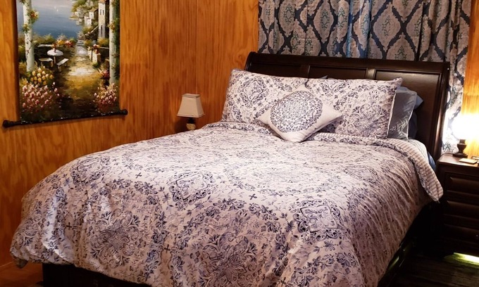 Oscar Cabina | Cozy modern 700 sq ft cabin on US Hwy 70 & 81- 8 MI to Waurika Lake & Red River