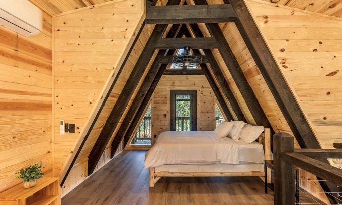 New Plymouth Cabina | Cozy Modern A-Frame, Pickleball, PrivateHot Tub, Fire Pit, Kids Playhouse