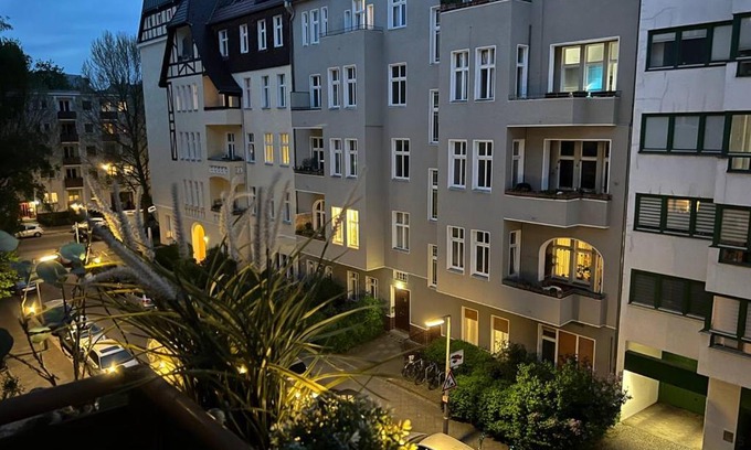 Schoeneberg Apartamento | Cozy Modern Apartment with Small Balcony in the Heart of Berlin