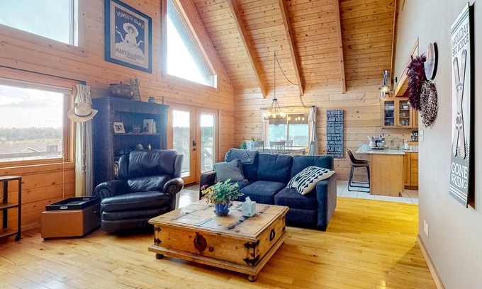 Lake Hatcher Park Casa | Cozy modern cabin with private hot tub, Ping-Pong, grill, deck, balcony, & W/D