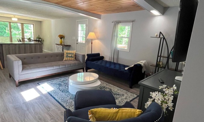 White Mills Cabaña | Cozy Modern Cabin in the Woods