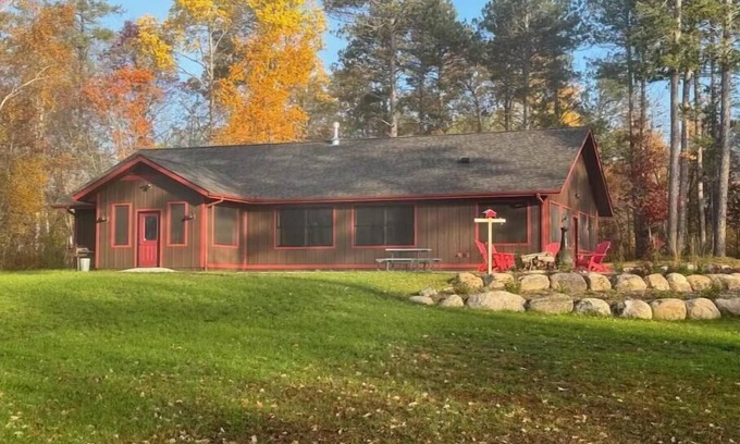 Pequot Lakes Cabina | Cozy, modern cabin set on an exceptionally private and peaceful river bend.