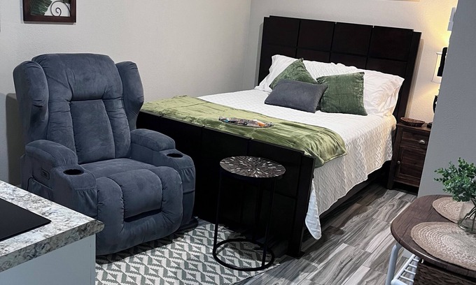 Greater Northdale Apartamento | Cozy-modern-charming Studio-Converted Garage-WiFi-AC in Northdale Area in Tampa.