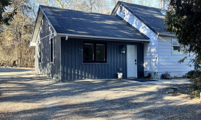 Adolphustown Cabaña | Cozy Modern cottage on Hay Bay