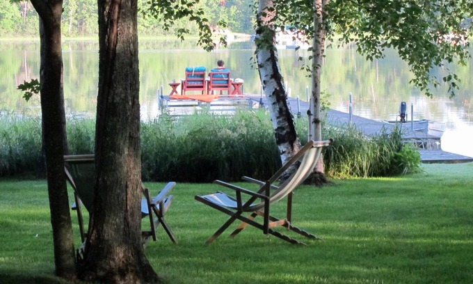 Minocqua Cabaña | Acogedora casa de campo moderna. Preciosos jardines. Muelle privado. Lago Shishebogama!