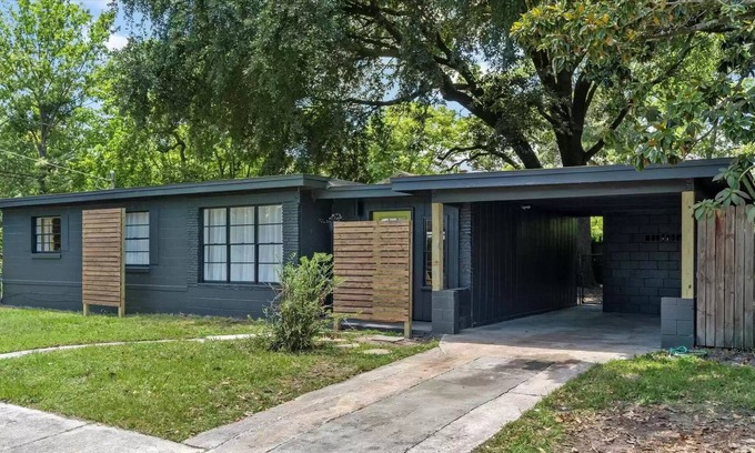 Murray Hill Casa | ☆Cozy modern home☆- 3BR - free WiFi - free parking - next to park w/ pond