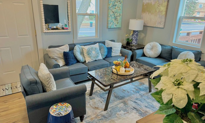 Robbinsdale Casa | Cozy/Modern Home in Minneapolis with 4 Bedrooms and 2 Bathrooms, Sleeps 8!