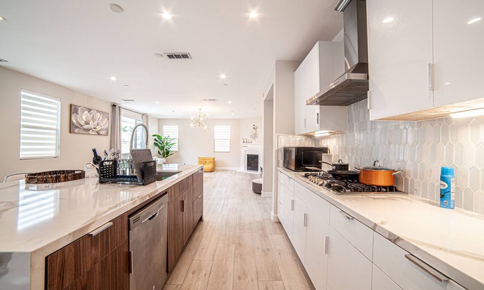 Eastvale Casa | Cozy Modern House In Eastvale 8 Guests/4B/3.5Ba/3257Sqft/