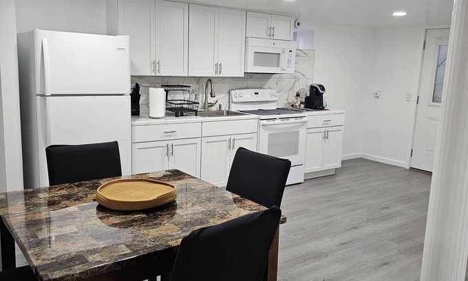 Fair Haven Heights Apartamento | Cozy & Modern Lower-Level Apartment — 2BR, Full Kitchen & Bath