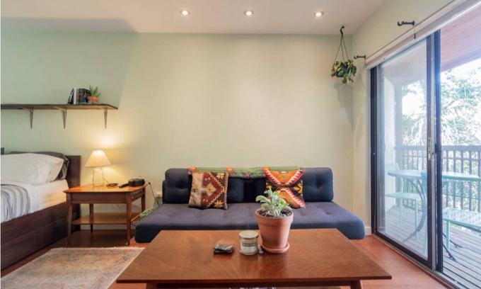Whittier Condominio | Cozy, modern Pearl St. condo. Ideal location!