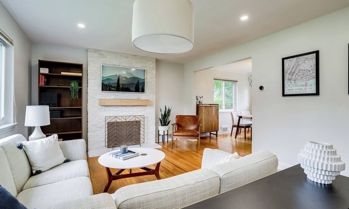 Baileys Crossroads Casa | Cozy Modern Single Family 5 Bedroom Home