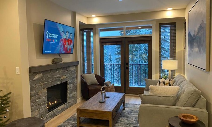 Sun Peaks Casa | Cozy Modern Ski-in/Ski-out, Hot Tub, Alpine Home