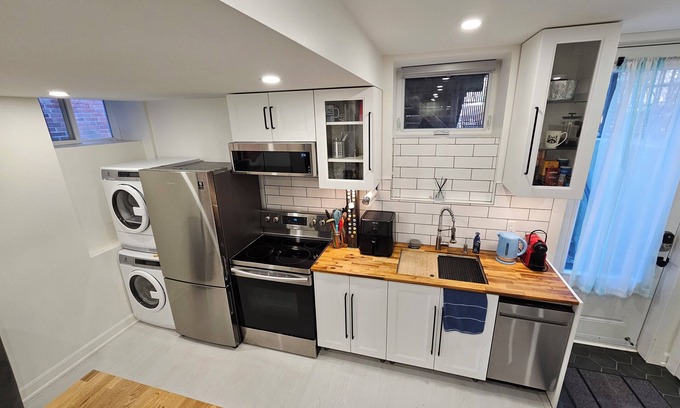 Parkdale Apartamento | Cozy & modern suite in Toronto - steps from Transit and the Lake!