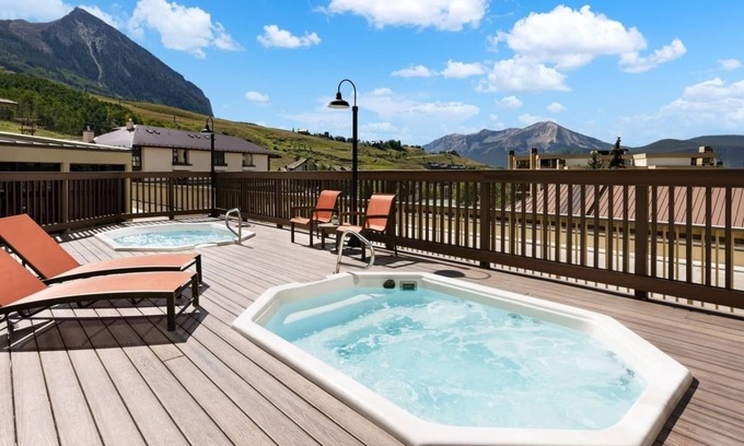 Crested Butte Hotel | Cozy Mountain Retreat w/ Balcony & Stellar Ski-In/Ski-Out Access